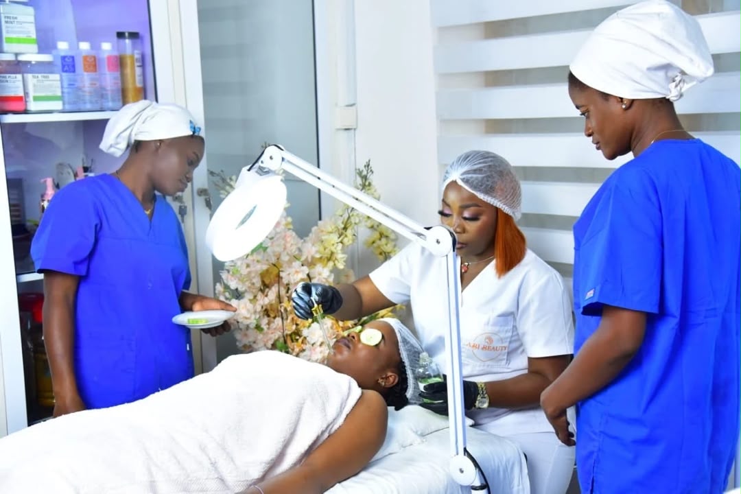 L'équipe Abi Beauty en plein soin du visage